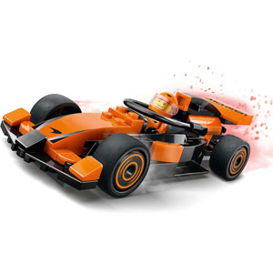 CITY - Voiture de course McLaren avec pilote de F1