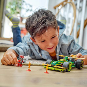 NINJAGO - Voiture de course à rétrofriction Lloyd