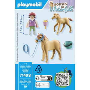 Enfant avec poney et son bébé