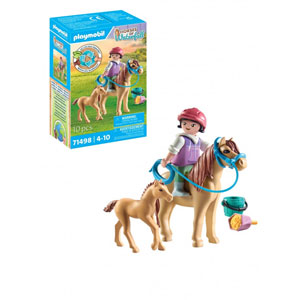 Enfant avec poney et son bébé