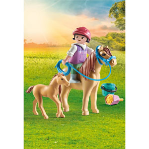Enfant avec poney et son bébé
