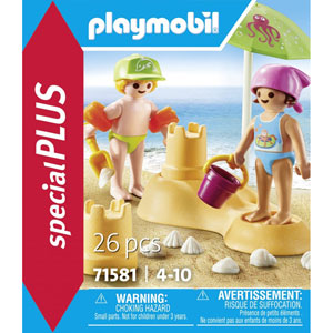 Enfants avec jouets de plage