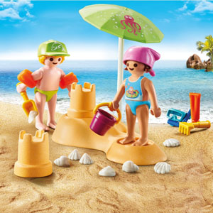 Enfants avec jouets de plage