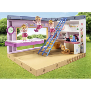 Chambre d'enfant avec lit cabane