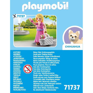 Dame avec Chihuahua et le panier pour le transport