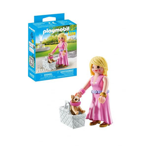 Dame avec Chihuahua et le panier pour le transport