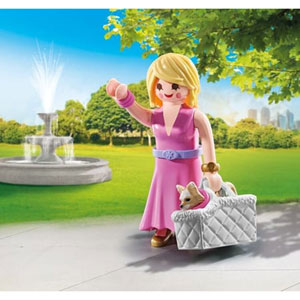 Dame avec Chihuahua et le panier pour le transport