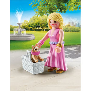 Dame avec Chihuahua et le panier pour le transport
