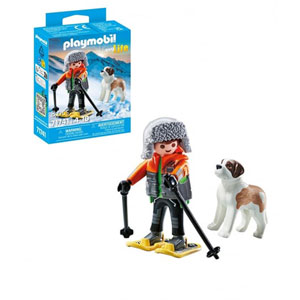 Jeune garçon en raquettes avec son Saint Bernard