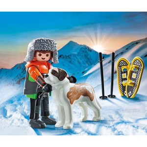 Jeune garçon en raquettes avec son Saint Bernard