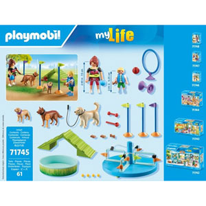 Aire de jeux pour chiens, enfant et éducatrice