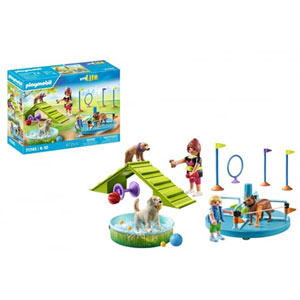 Aire de jeux pour chiens, enfant et éducatrice