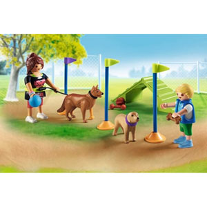 Aire de jeux pour chiens, enfant et éducatrice
