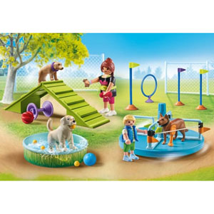 Aire de jeux pour chiens, enfant et éducatrice