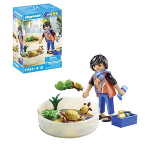 Garçon avec famille de tortues dans un terrarium