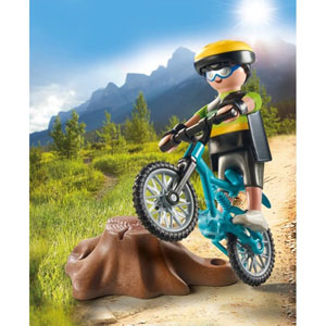 Cycliste avec vélo tout terrain et souche d'arbre
