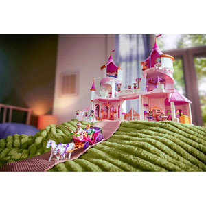 Calèche avec couple princier, cocher et cadeau