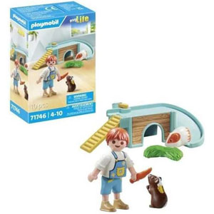 Enfant avec 2 cochons d'Inde et aire de jeux