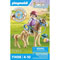 Enfant avec poney et son bébé